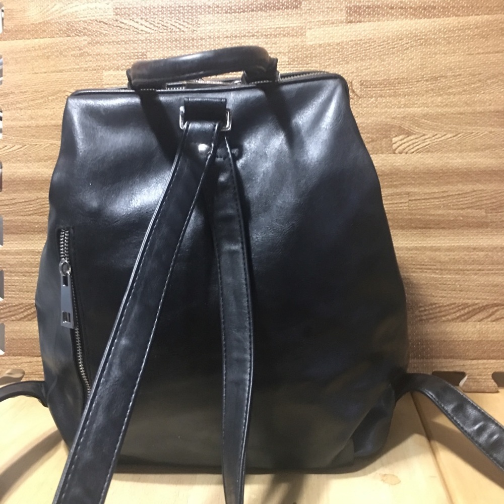 Tahari backpack - Picture 3 of 8